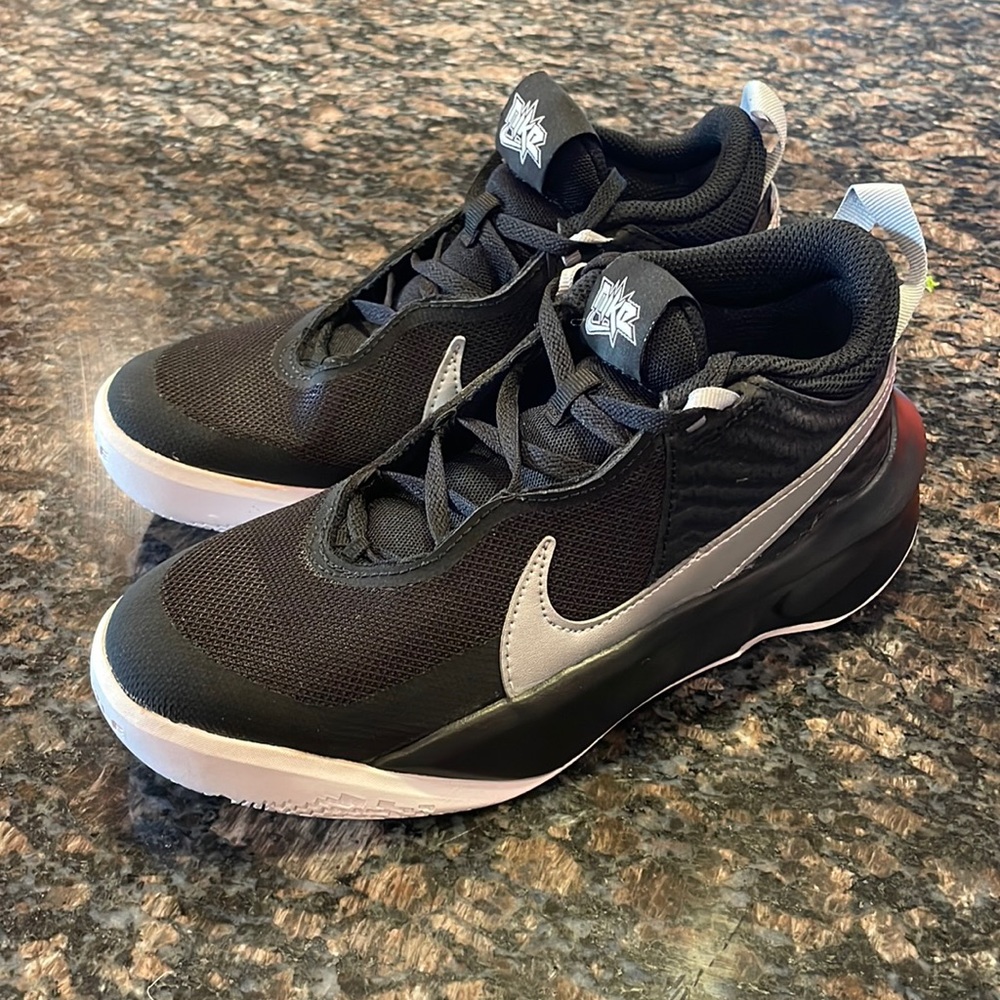 NIB Nike Boys Team Hustle D10 Shoes sz 4